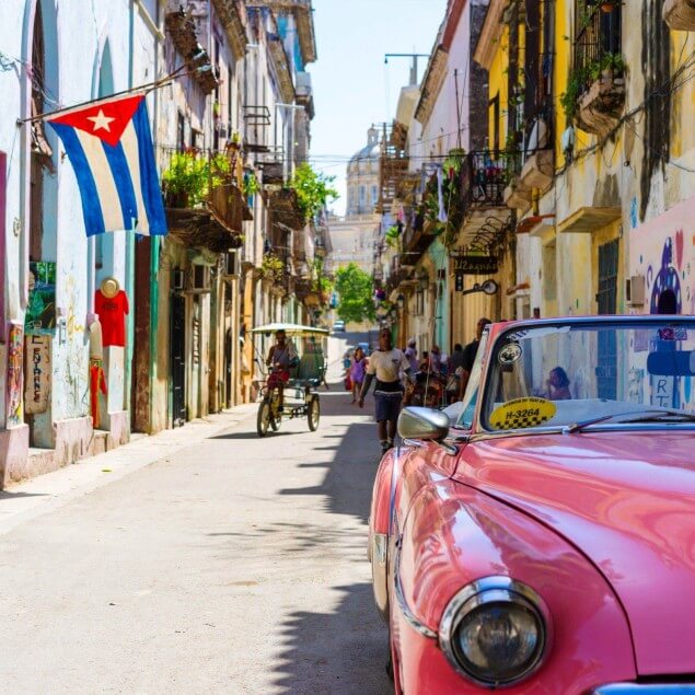 Φωτογραφία που απεικονίζει ντόπιους και περαστικούς στην Αβάνα, την πρωτεύουσα της Κούβας, και παρουσιάζει ένα ταξιδιωτικό στιγμιότυπο για έμπνευση