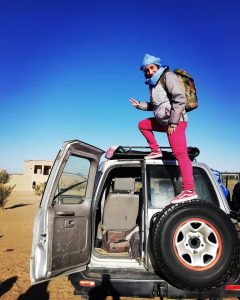 Alia Ait Mpen Sbani - Η ελληνόφωνη ξεναγός του ταξιδιωτικού γραφείου diontours & red elephant επάνω σε ένα τζιπ 4x4 στην έρημοπου θα είναι μαζί σας για να γνωρίσετε την αυθεντική πλευρά της χώρας στο ταξίδι στο Μαρόκο