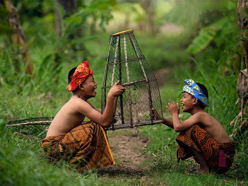 Ντόπια παιδιά που παίζουν στη ζούγκλα, στο Μπαλί. Μπαλί & Σιγκαπούρη: Ένα ταξίδι με το ταξιδιωτικό γραφείο diontours