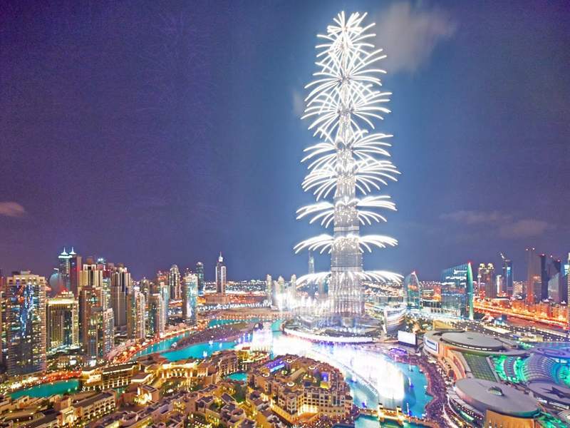 Μία φωτογραφική λήψη της πόλης τα Χριστούγεννα. Το ταξίδι στο Ντουμπάι είναι γεμάτο από εικόνες με ουρανοξύστες, χλιδή και έρημο