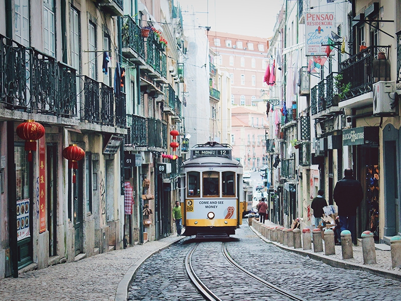 Κίτρινο τραμ σε δρόμο της Λισαβόνας- Ταξίδι με το ταξιδιωτικό γραφείο dionTours