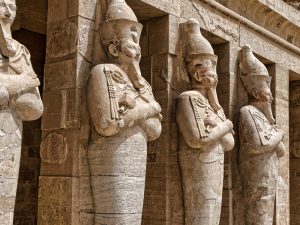 Εικόνα που παρουσιάζει κάποιους από τους πολύτιμους θησαυρούς που έχει να δείξει το ταξίδι στην Αίγυπτο σε κάθε ταξιδιώτη. Από το Αιγυπτιακό Μουσείο μέχρι τις πυραμίδες τις Γκίζας, η Αίγυπτος είναι ένα ανοιχτό μουσείο που αξίζιε να επισκεφθεί κανείς με τις χαμηλές τιμές του ταξιδιωτικού γραφείου diontours-red-elephant
