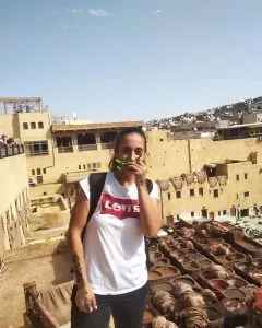 Alia Ait Mpen Sbani - Η ελληνόφωνη ξεναγός του ταξιδιωτικού γραφείου diontours & red elephant μπροστά σε ένα από τα αξιοθέατα στο Μαρόκο που θα είναι μαζί σας για να γνωρίσετε την αυθεντική πλευρά της χώρας στο ταξίδι στο Μαρόκο